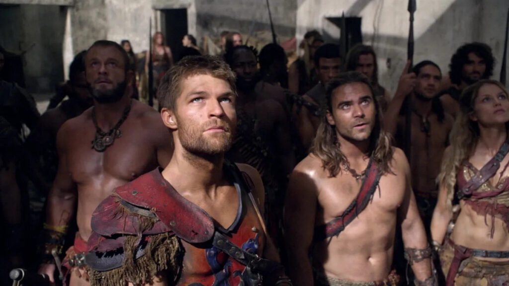 Spartacus dans le couloir de l'arène avec les autres combattants