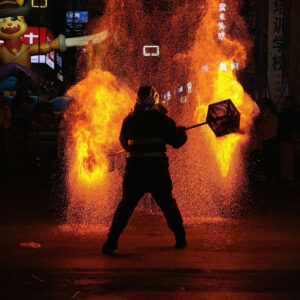 un homme face à du feu