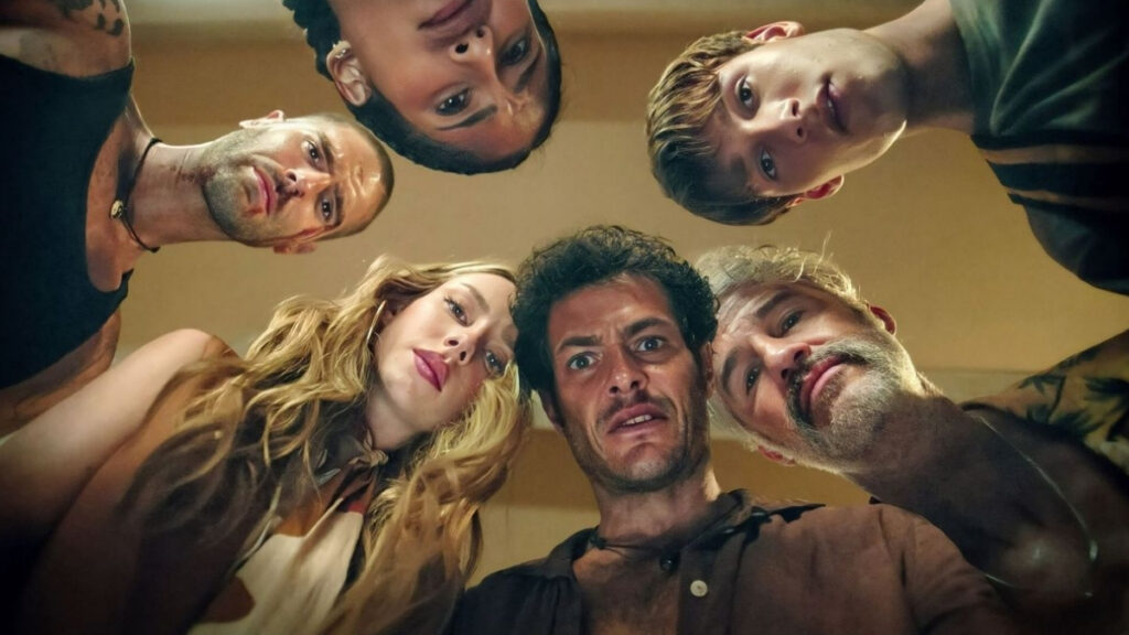Les personnages de la série Bandidos réunis en cercle