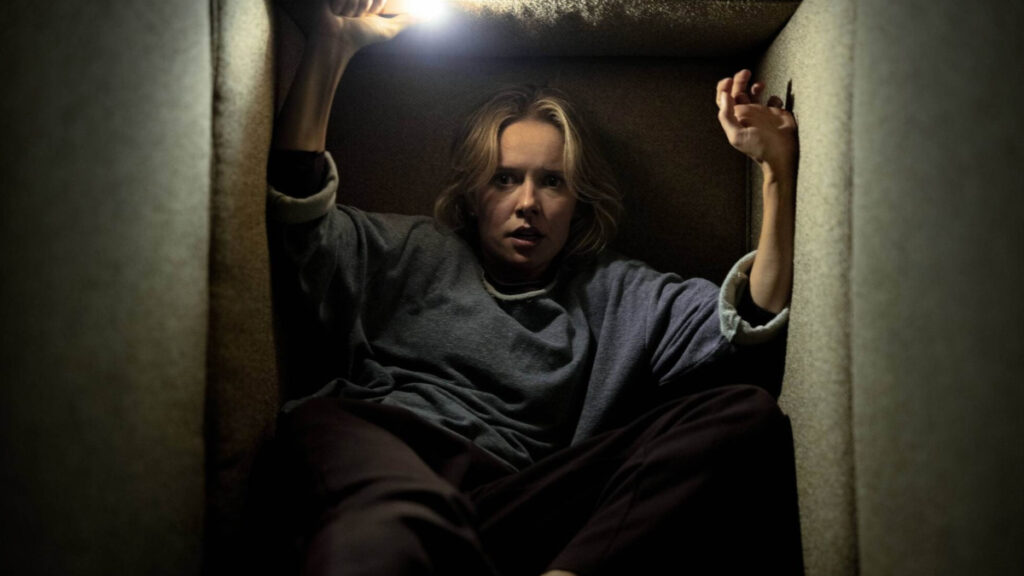 Gemma est coincée dans un couloir avec une lampe torche