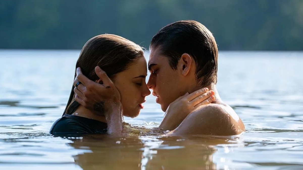 Une femme et un homme tête contre tête dans un lac