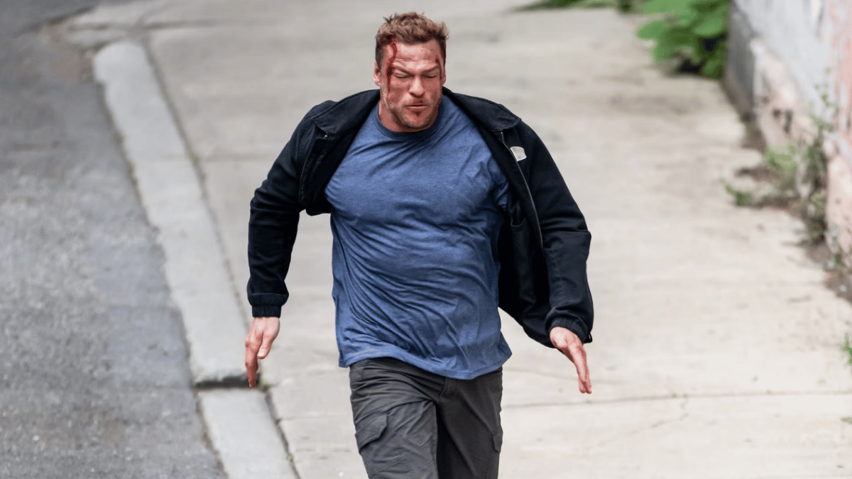 Alan Ritchson sur le tournage de la série Reacher