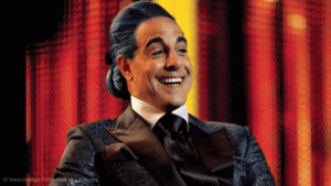 caesar flickerman souriant pendant la présentation tv de shunger games