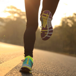 les jambes d'un joggeur en plein footing