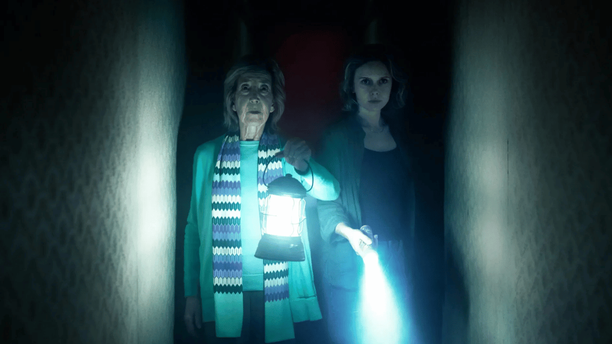 Elise et Gemma dans un couloir sombre avec une lampe torche