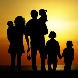 l'ombre d'une famille devant le coucher de soleil