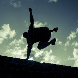 homme faisant du parkour
