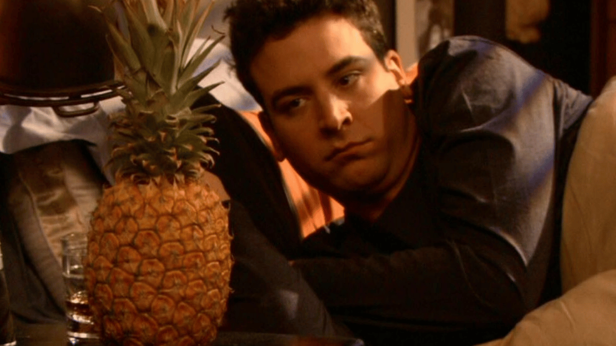 Ted allongé dans son lit face à un ananas