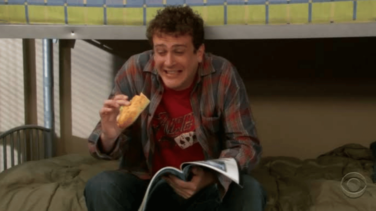 Marshall mangeant un sandwich dans sa chambre d'étudiant