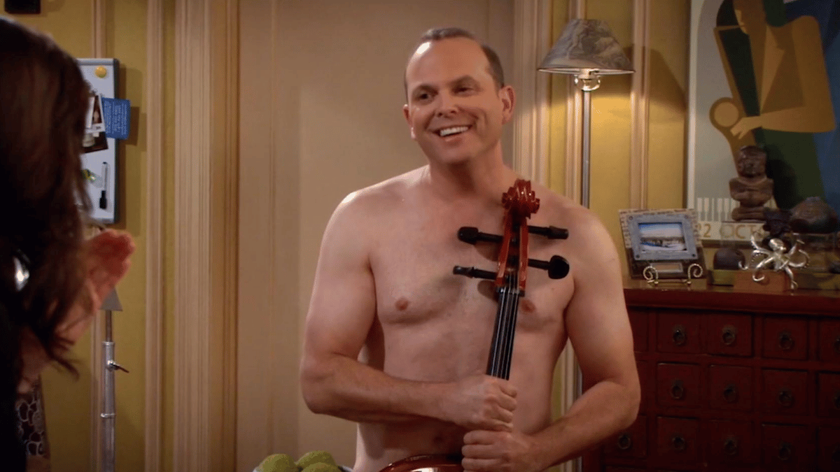 Mitch nu avec un violon face à Robin