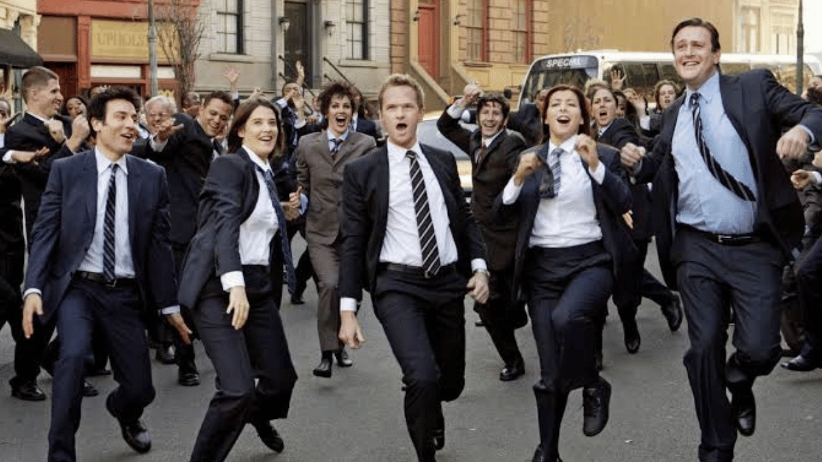 Ted, Robin, Barney, Lily et Marshall dansant dans la rue en costume