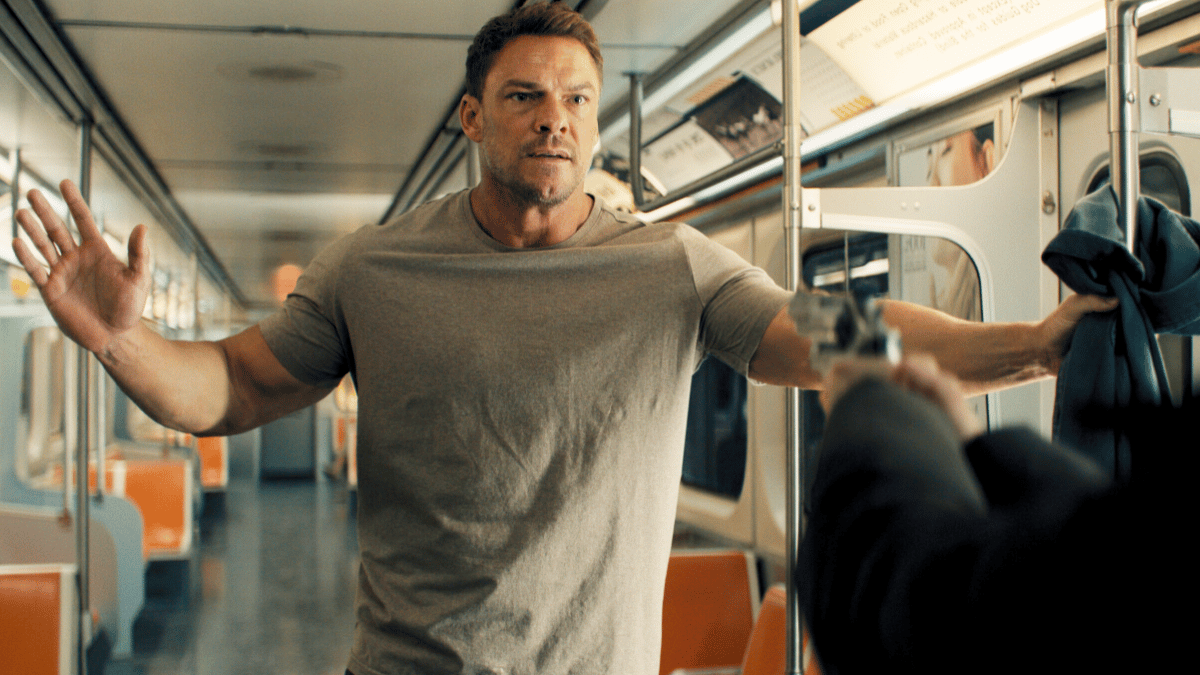 Jack Reacher face à un homme armé dans le métro