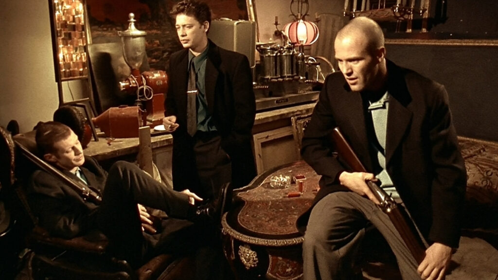 Tom, Bacon et Eddie avec des armes