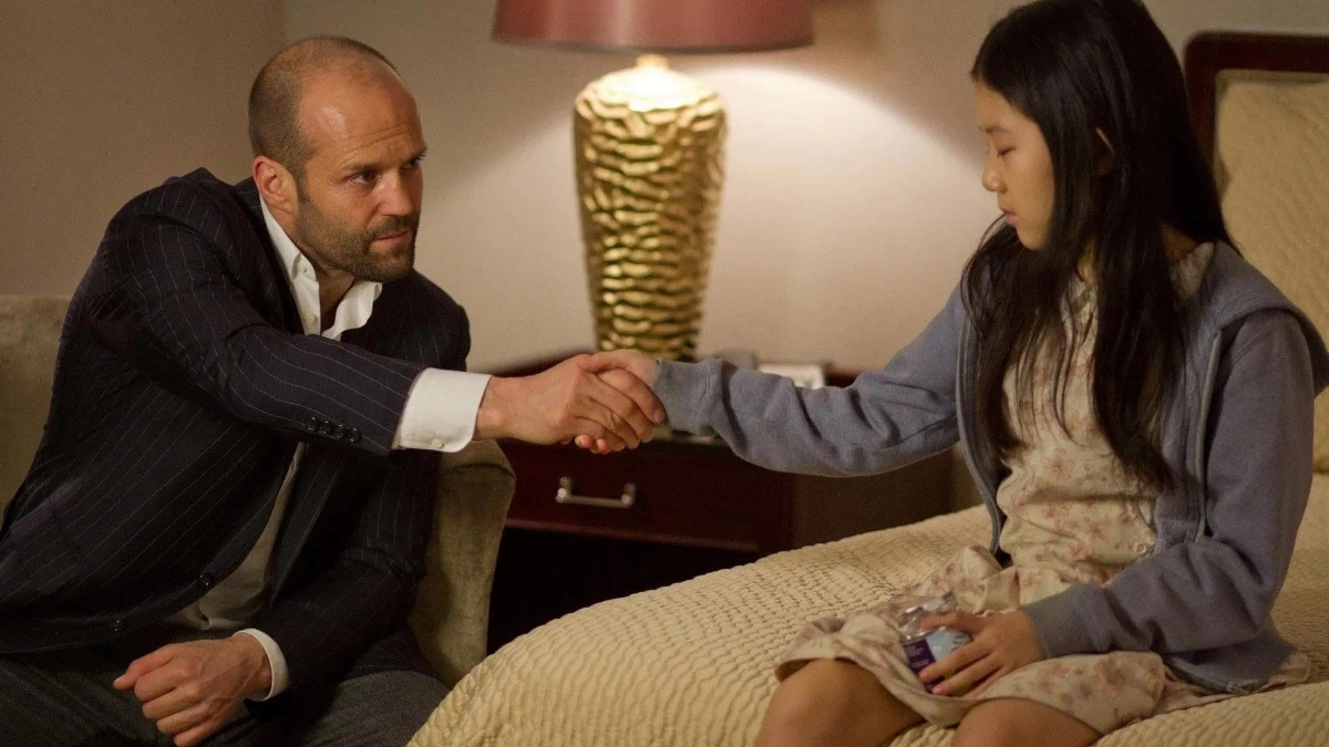 Jason Statham serrant la main à une fillette