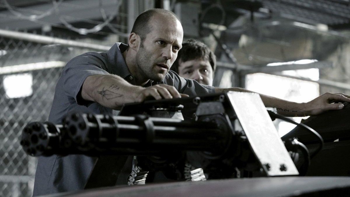 Jason Statham réparant une voiture