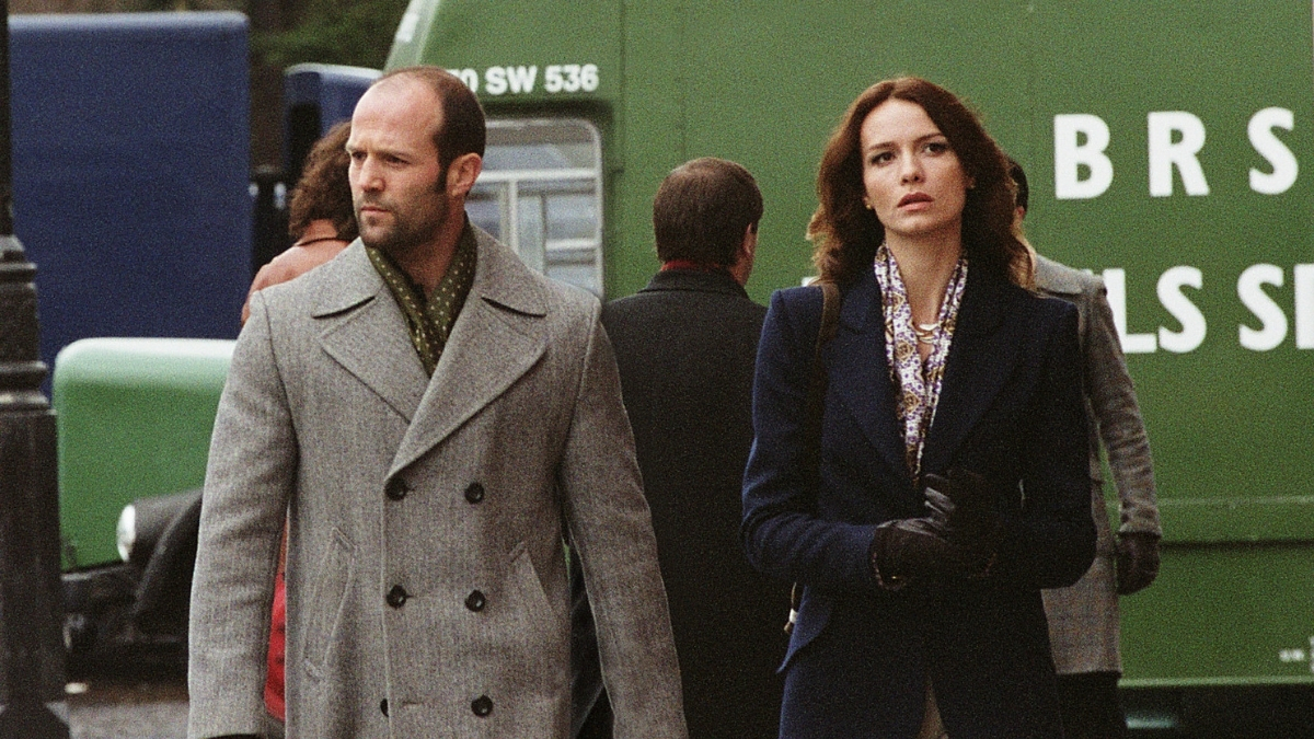 Jason Statham et Saffron Burrows en train de marcher