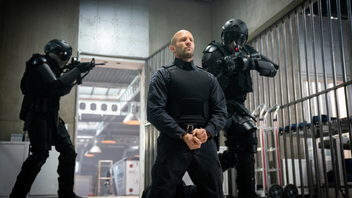 Jason Statham braqué par des gardes armés