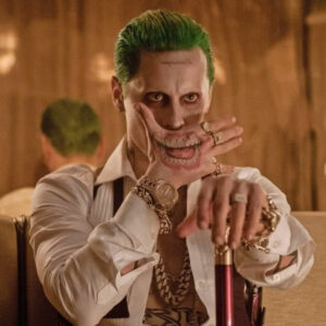 jared leto en joker avec la main devant le visage