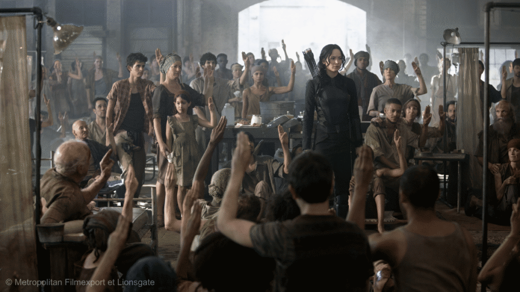 le district 12 qui fait le signe de la main à katniss