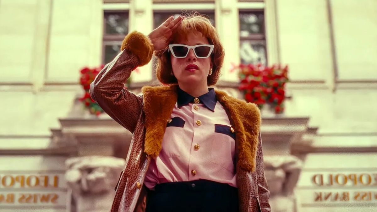 Une femme avec des lunettes de soleil sortant d'une banque