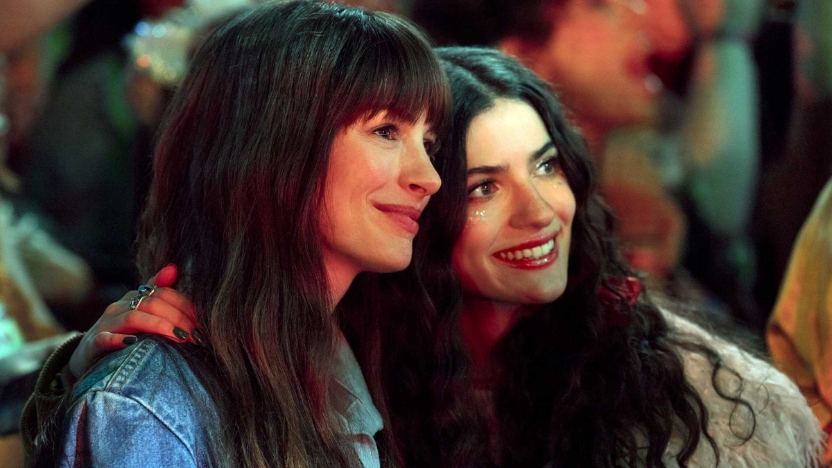 Deux amies côte à côte dans un bar