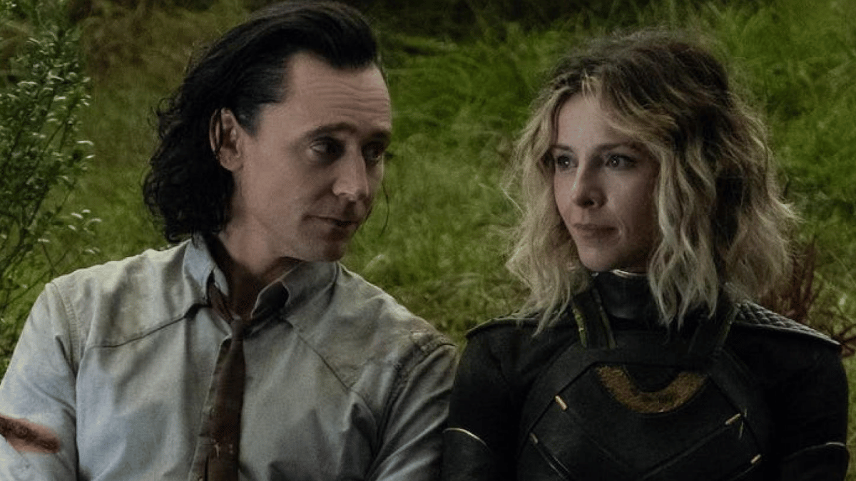 Loki et Sylvie assis sur l'herbe