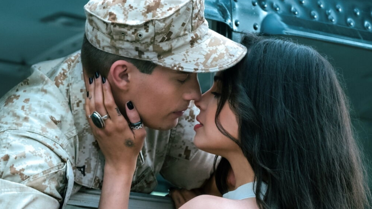 Un militaire sur le point d'embrasser sa femme