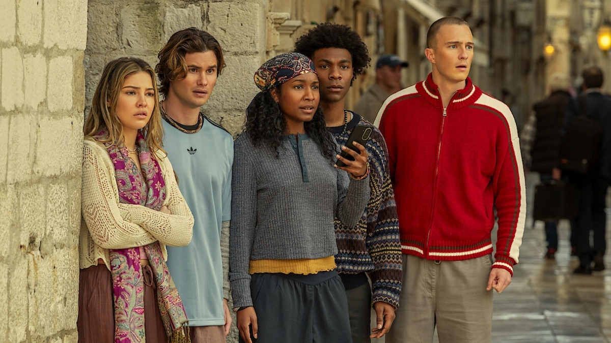 Sarah, John B, Cleo, Pope et Rafe dans une rue