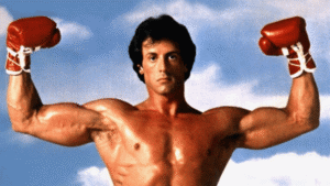rocky balboa montre ses muscles