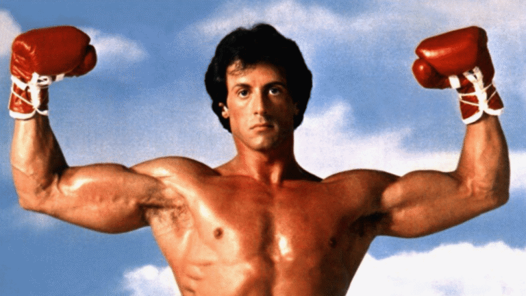 rocky balboa montre ses muscles