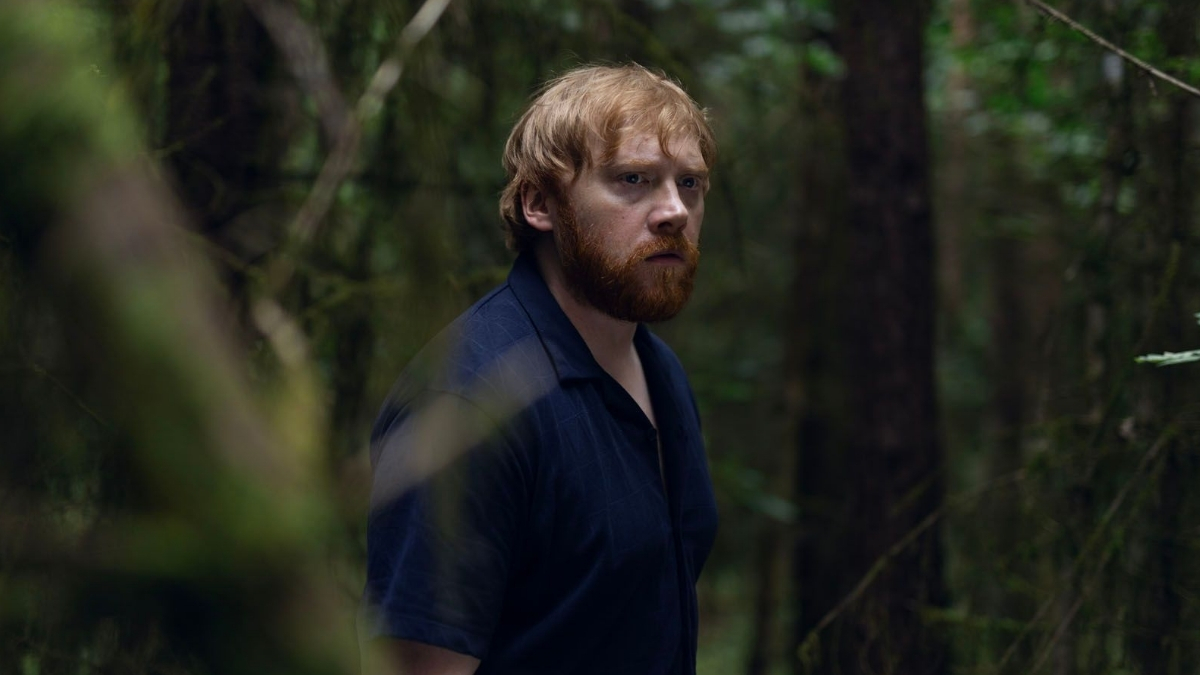 Rupert Grint seul au milieu des arbres