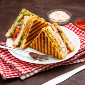 sandwich triangle dans une assiette