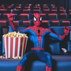 spider-man au cinéma avec du popcorn
