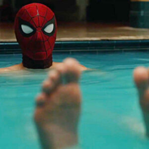 spider-man dans un bain avec son masque