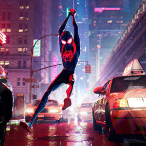 miles morales se balançant avec ses toiles