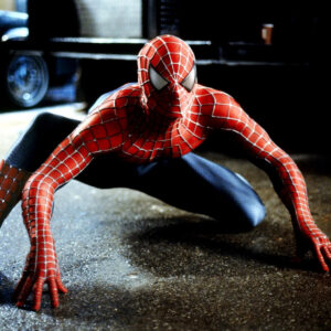 spider-man accroupi prêt à attaquer
