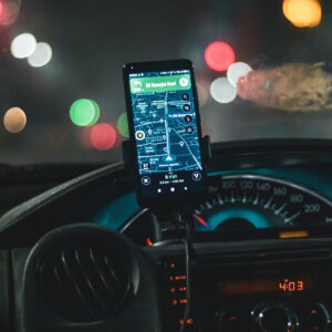 téléphone avec waze dans une voiture de nuit