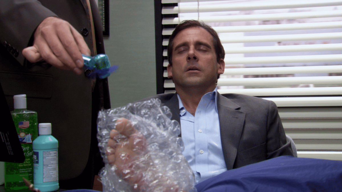 Michael Scott avec une poche de glace sur le pied
