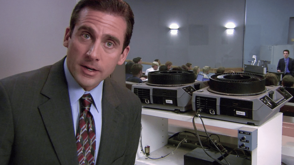 Michael Scott devant son bureau