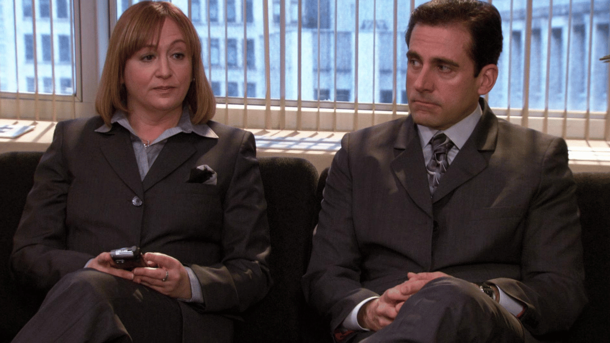Michael Scott en pleine négociation sur un canapé