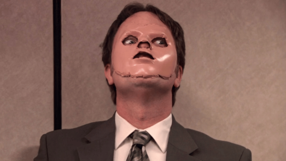 Dwight Schrute avec un masque sur la tête