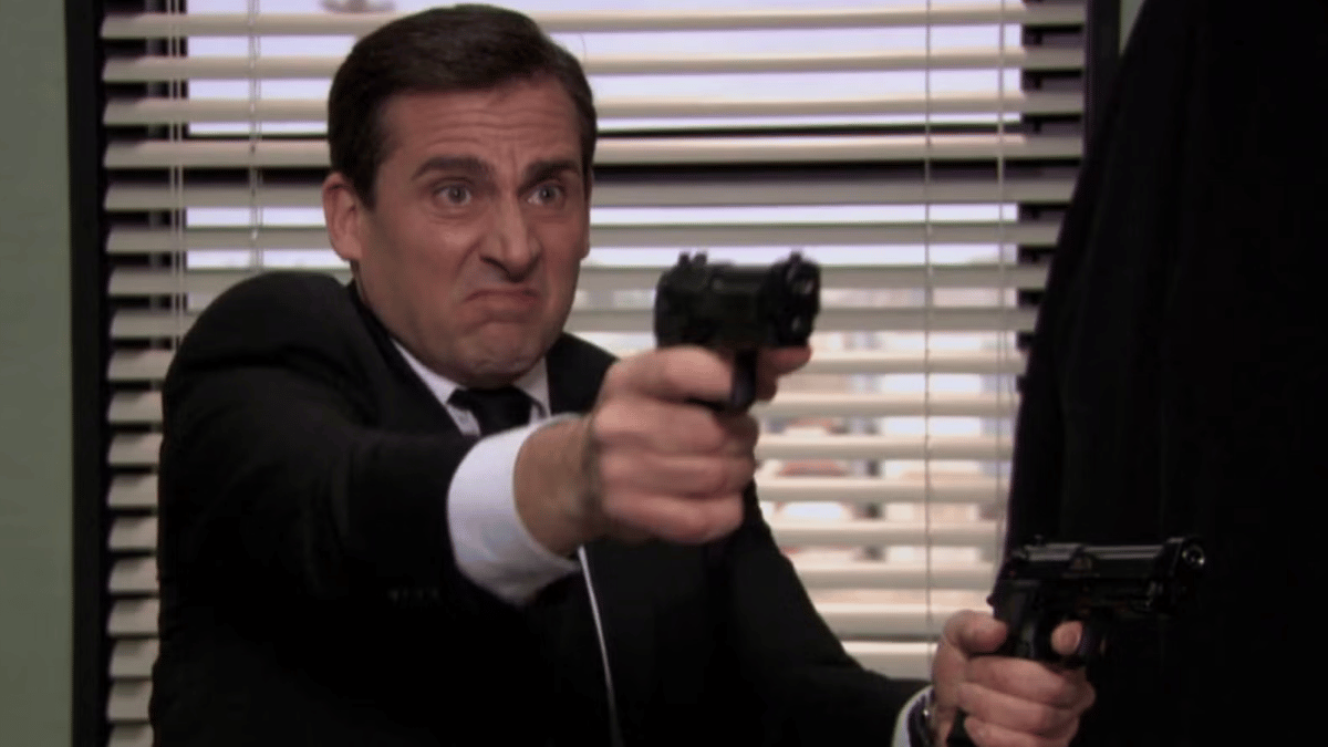 Michael Scott tenant deux pistolets