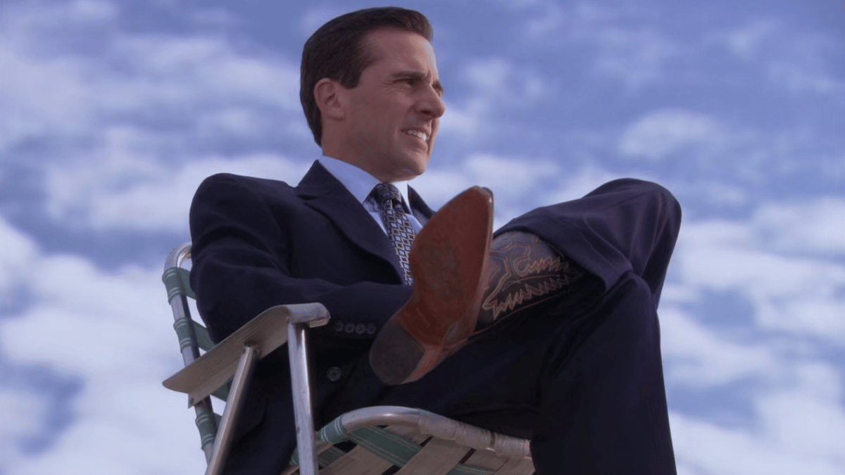 Michael Scott seul sur une chaise avec le ciel en arrière-plan