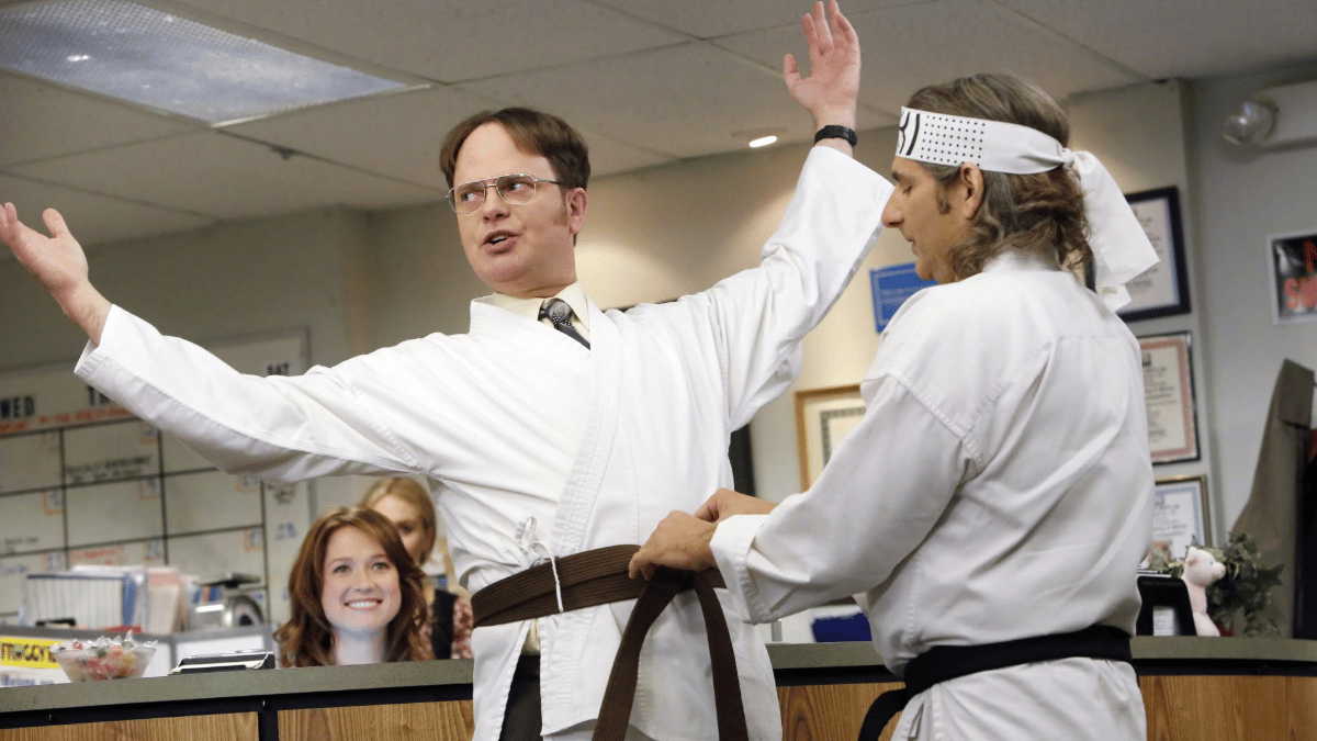 Dwight Schrute faisant du judo au bureau