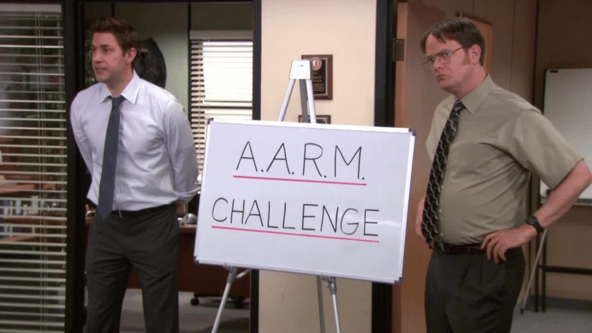 Jim Halpert et Dwight Schrute devant le tableau AARM Challenge
