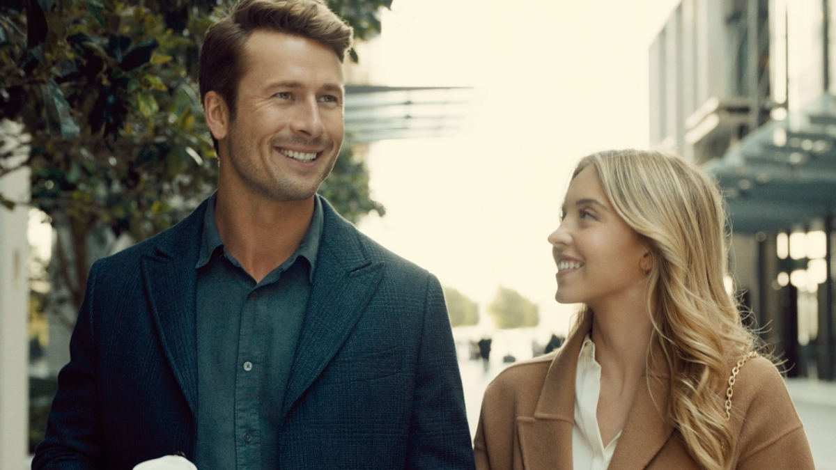 Sydney Sweeney et Glen Powell marchant dans une rue
