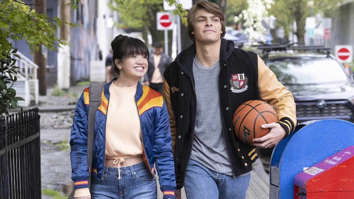 Un homme avec un ballon de basketball avec sa copine dans la rue