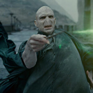 voldemort en train de jeter un sortilège avec sa baguette