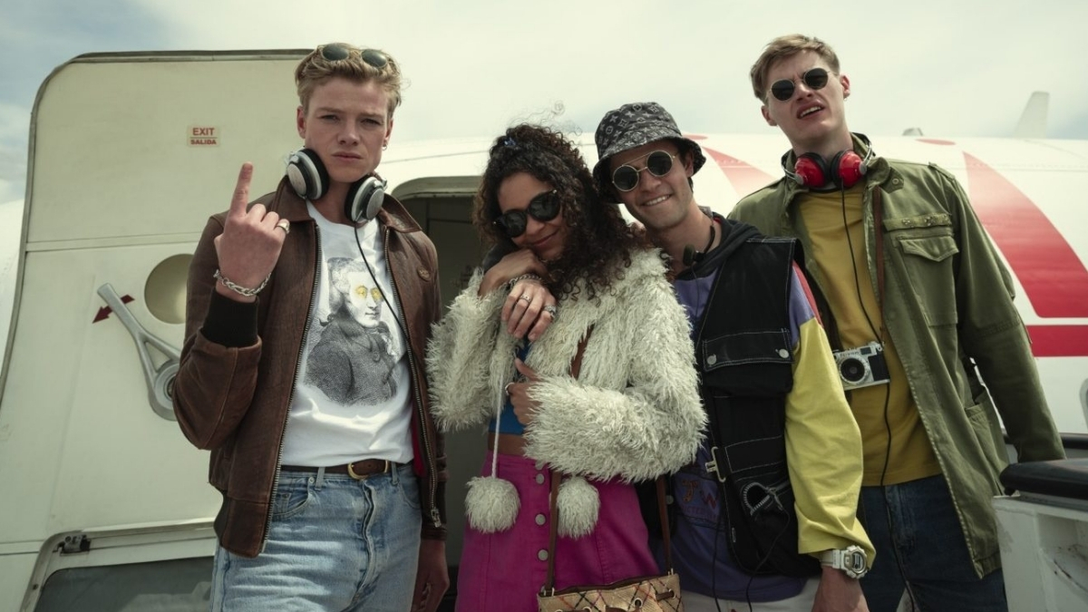 Une bande de jeunes habillés cool