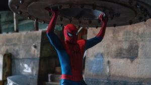 Spider-Man soulevant une plaque d'égoût